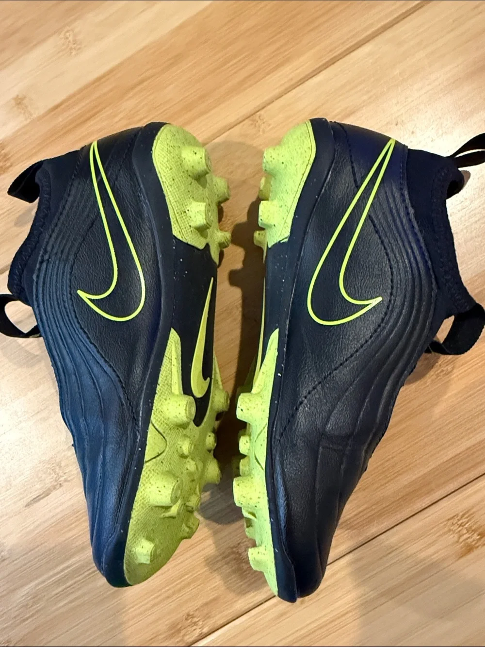 Nike Black Laceless Tiempo Soccer Shoes with Neon Lime Green Swoosh 13C